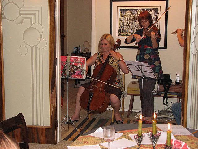 celloplayingforchristmas2007